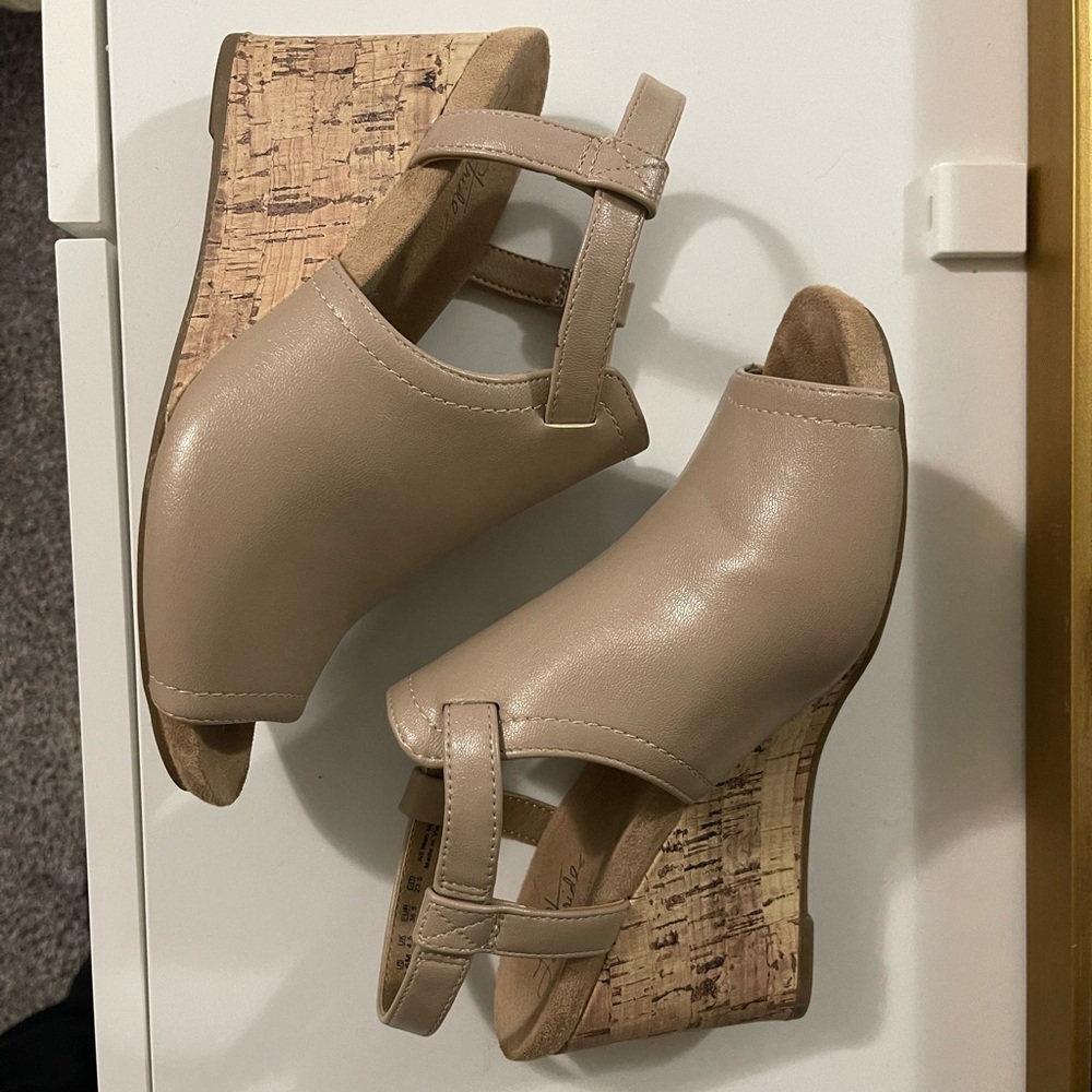 Life Stride Women’s Beige Wedges